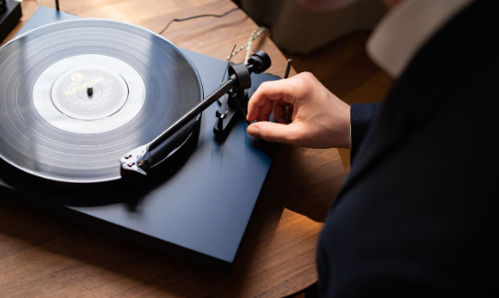 pro-ject-debut-carbon-evo-piano-black-platines-vinyles-bordeaux-biarritz-anglet-merignac-gradignan-bab-bayonne-son-musique.PROJECT - Carbon EVO - Platine Vinyle